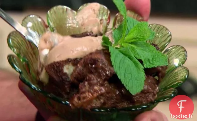 Pouding au pain double fudge avec garniture fouettée au chocolat