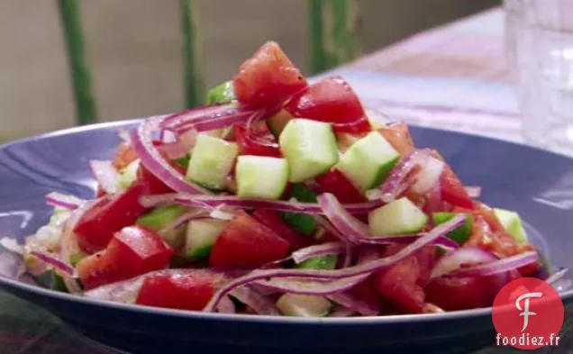 Salade de concombre, tomates et oignons rouges