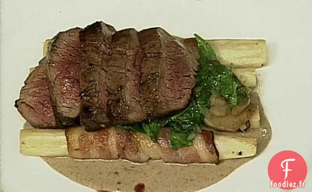 Filet d'élan rôti avec salsifis enrobés de bacon, topinambours et sauce crémeuse aux champignons sauvages