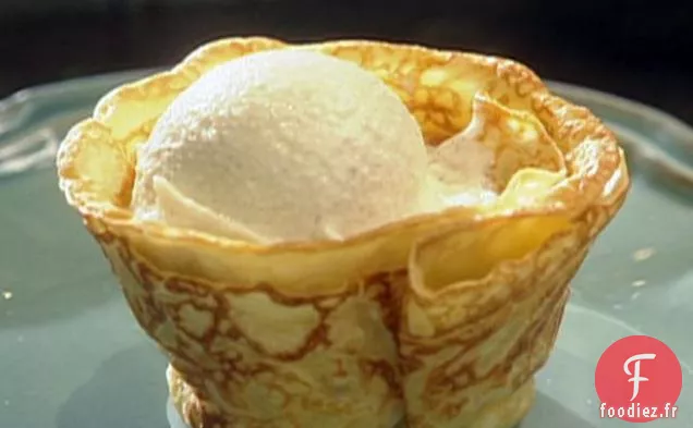 Crêpes Suzette avec glace vanille et sauce au beurre d'orange