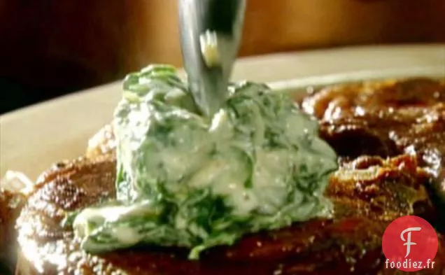 Ribeye de cowboy rôti à la poêle avec bette à carde à la crème