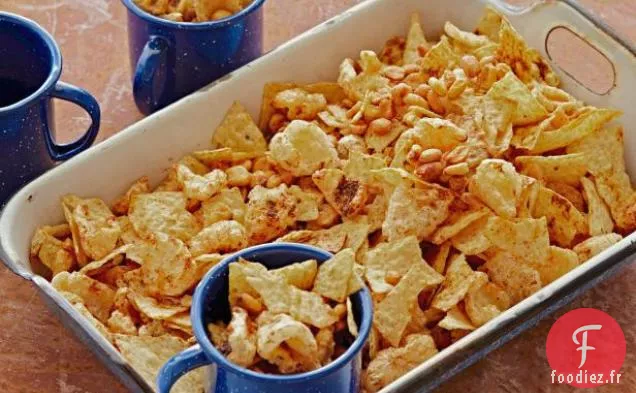 Mélange de collations épicées à la peau de porc et aux noix de maïs