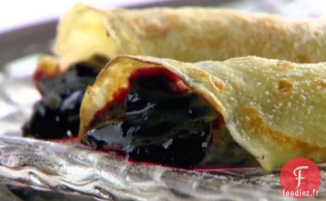 Crêpes aux bleuets et au citron avec sauce à la crème anglaise