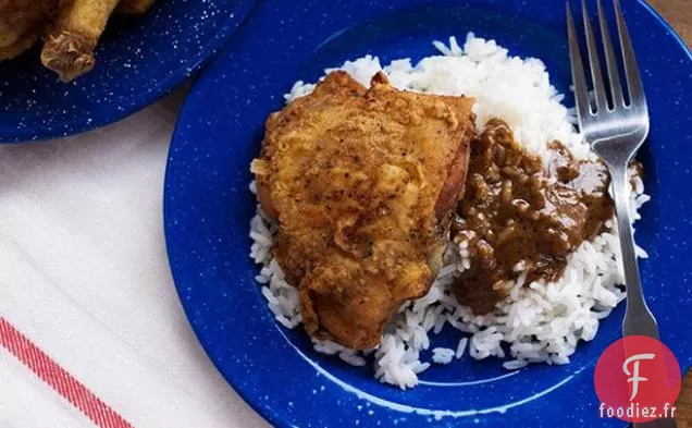 Poulet frit à la poêle avec sauce au poivre noir