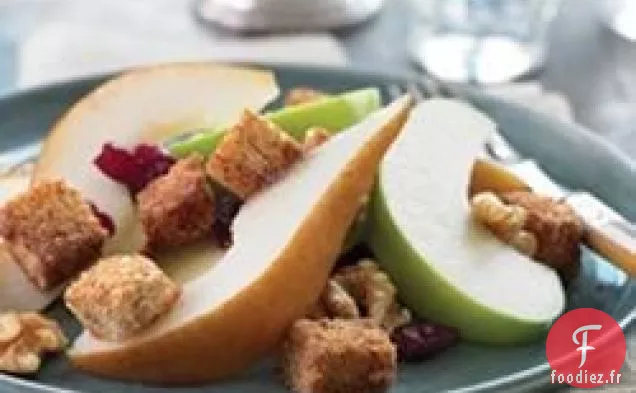 Salade de fruits de la récolte d'automne avec croûtons de grains entiers