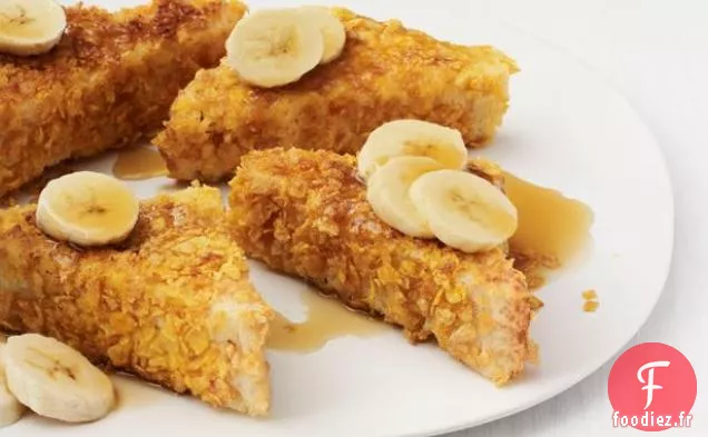 Pain doré en croûte de cornflakes avec bananes