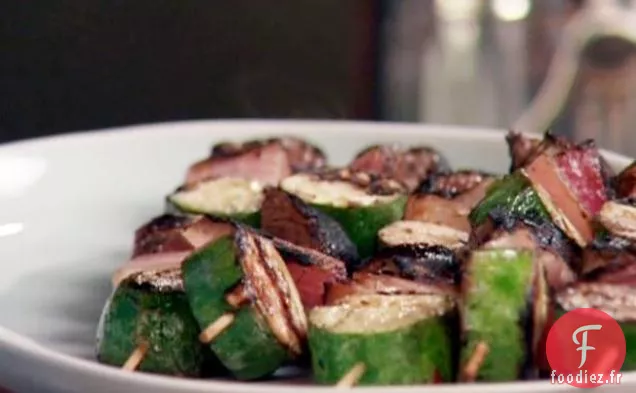 Marinade de concombre et d'aneth avec brochettes d'agneau grillées