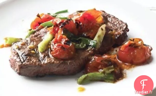 Steak Grillé Aux Tomates Et Oignons Verts
