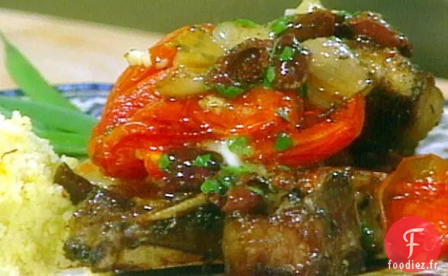 Côtelettes d'agneau rôties avec échalotes, tomates et jus d'olives