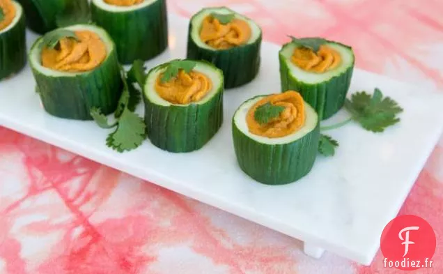 Houmous aux poivrons rouges rôtis dans des coupes de concombre