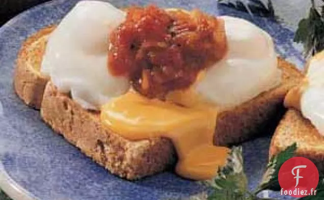 Œufs pochés piquants