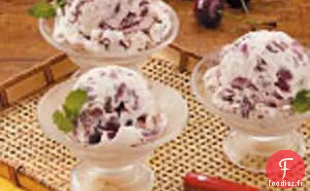 Crème glacée au fromage à la crème et aux cerises