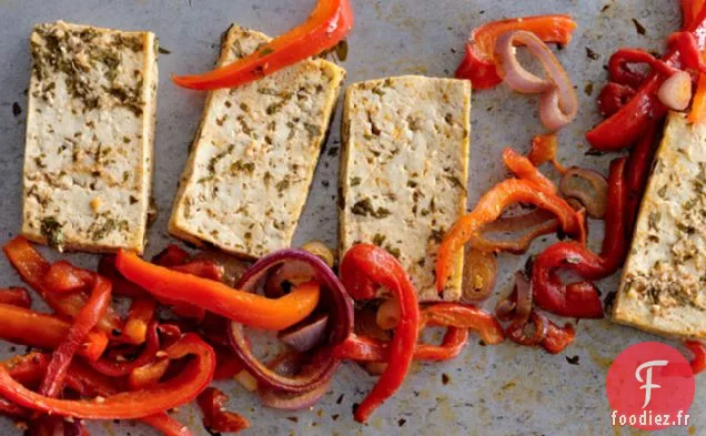 Tofu Mariné Aux Agrumes Avec Oignons Et Poivrons
