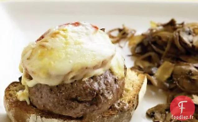 Cheeseburgers À Face Ouverte Aux Champignons Et Aux Oignons