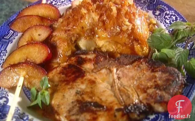 Croissant pain doré farci aux pêches grillées