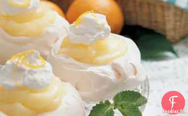 Crème anglaise au citron dans des coupes de meringue