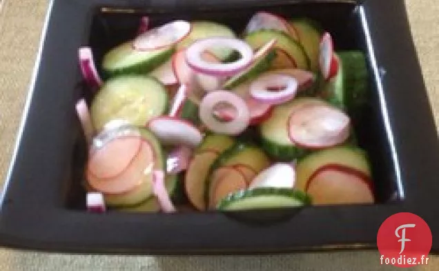 Salade simple de concombre et radis