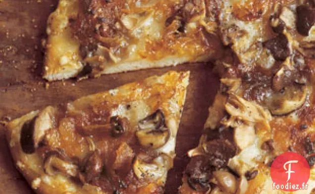 Pizza Aux Champignons Sauvages Avec Oignons Caramélisés, Fontina Et Romarin
