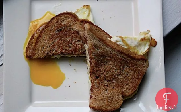 Sandwich Aux Œufs Frits Avec Confiture D'Oignons Rouges