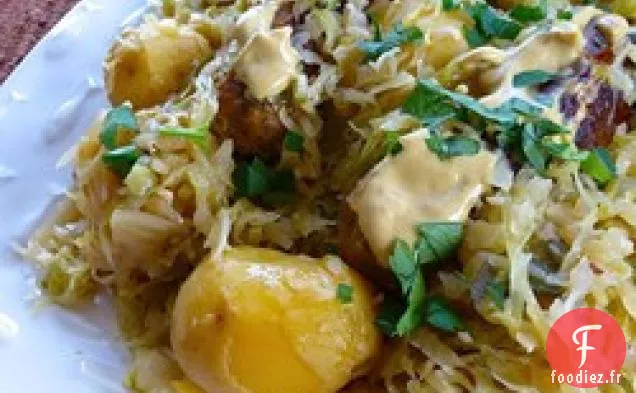 Saucisses de poulet braisées aux pommes et au chou