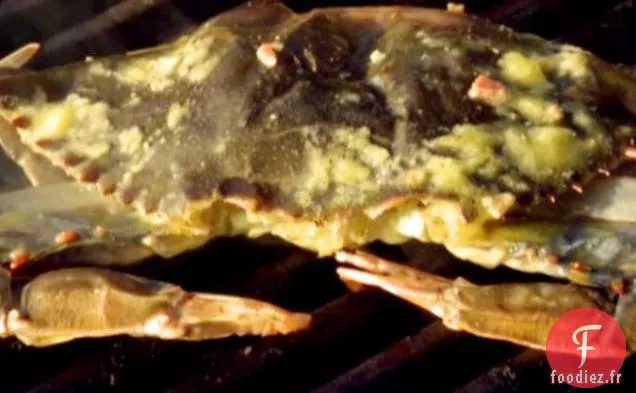Crabes à carapace molle BBQ avec oignons Vidalia grillés
