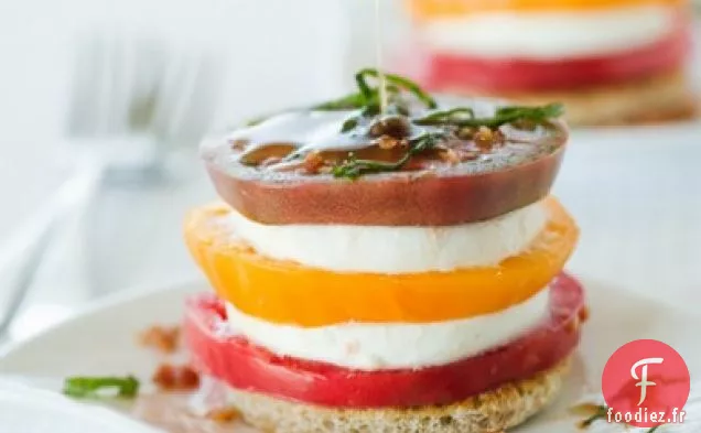Tour De Tomate-mozzarella Avec Vinaigrette Au Bacon À L'Échalote