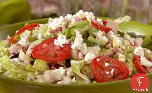 Salade méditerranéenne hachée de poulet avec vinaigrette à la feta