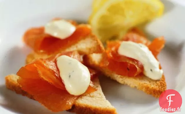 Saumon Fumé Sauce Crème Fraîche sur Toasts à l'Échalote