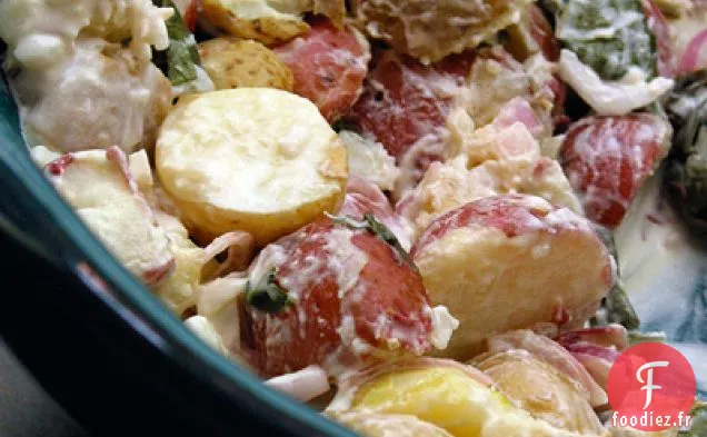 Salade De Pommes De Terre Nouvelles Mélangées Au Basilic Sucré Et Aux Échalotes
