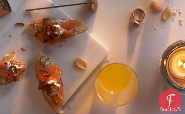 Saumon Fumé Aux Échalotes Croustillantes Et Crème Saupoudrée