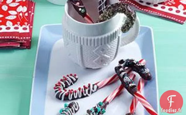 Cannes de bonbon trempées dans le chocolat