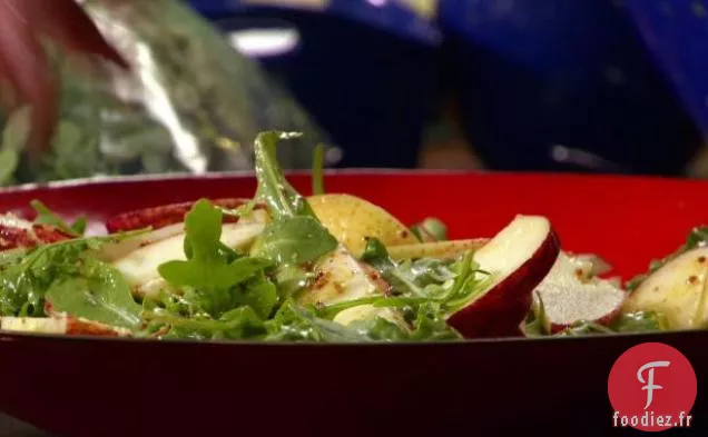 Légumes verts garnis de moutarde au miel, aux pommes et aux poires