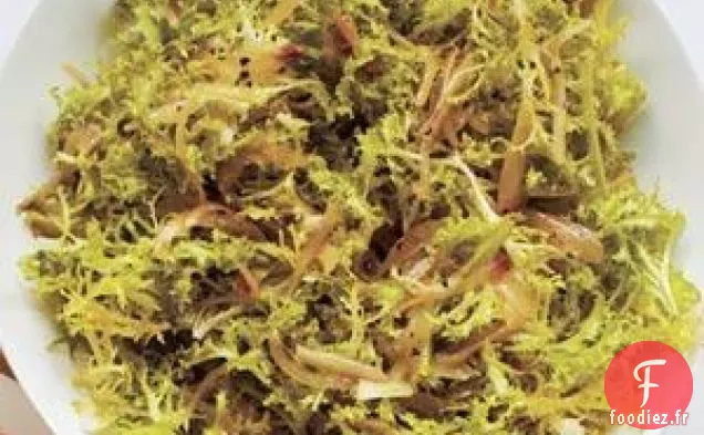 Frisée À La Vinaigrette Chaude À L'Échalote