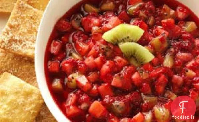 Salsa aux fruits avec chips de tortilla à la cannelle