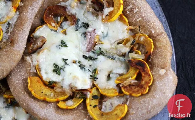 Pizza Au Fromage Bleu, À L'Échalote Caramélisée Et À La Courge Delicata