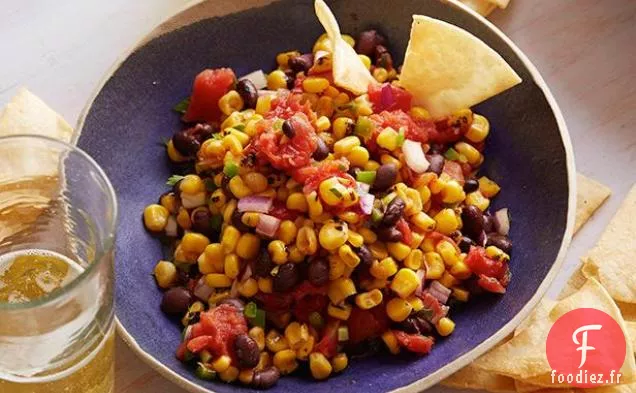 Salsa de maïs grillé et de haricots avec chips de maïs au four