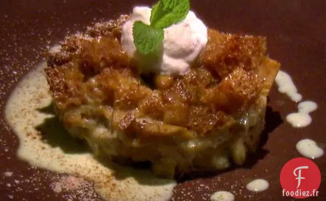 Pouding aux pommes Granny Smith et au pain d'épices avec crème anglaise à la gousse de vanille et crème fouettée à la crème fraîche