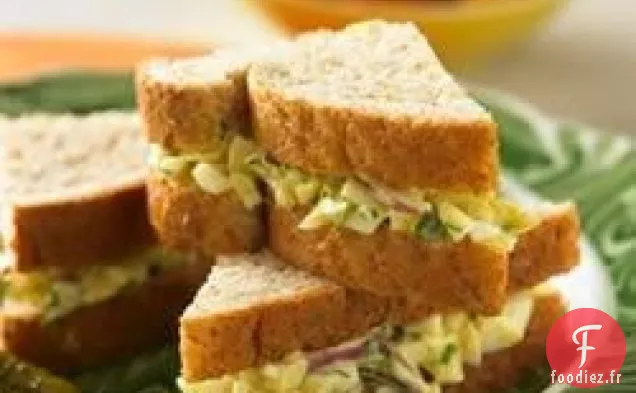 Sandwich à la salade de blancs d'œufs et au curry