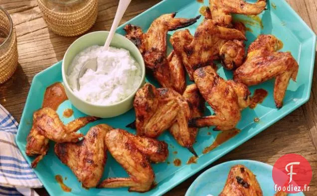 Ailes de poulet grillées avec sauce piquante au chipotle épicé et trempette au fromage bleu et au yaourt