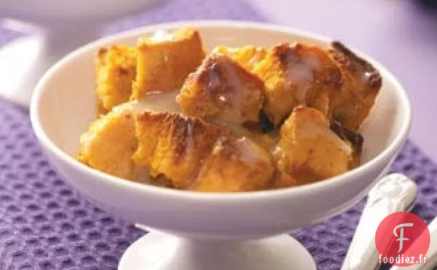 Pouding au pain à la citrouille avec sauce au chocolat blanc