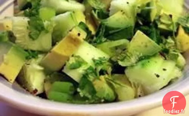 Salade piquante de concombre et d'avocat