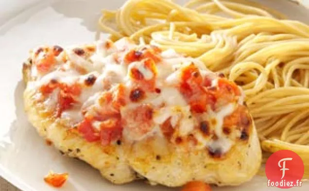 Poulet et spaghetti garnis de bruschetta
