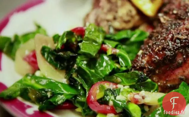 Chou vert sauté avec ail, poivrons et oignons