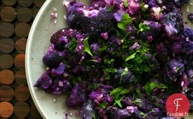Pommes de terre violettes écrasées à la fourchette