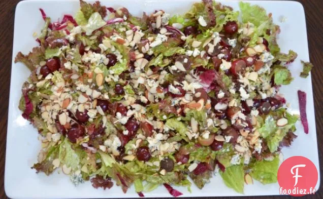 Légumes Verts Mélangés Aux Raisins, Gorgonzola (ou Roquefort) Et Amandes