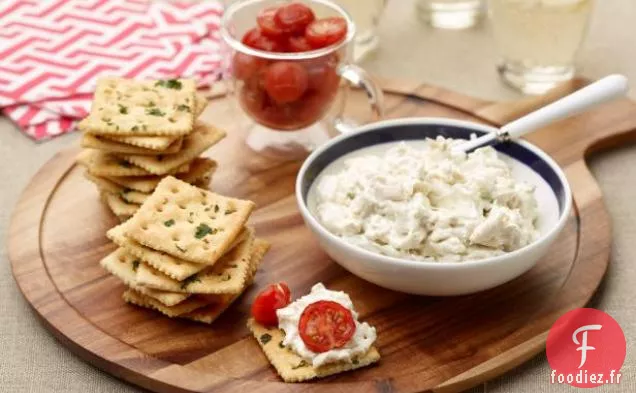 Trempette de crabe avec saltines à l'ail et tomates cerises rôties