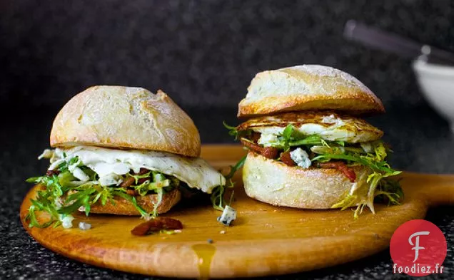 Sandwich Aux Œufs Frits Au Bacon Et Au Fromage Bleu