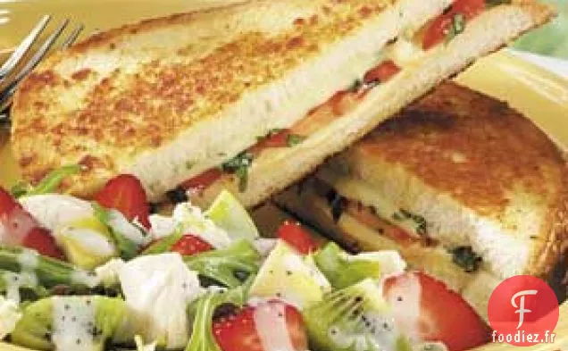 Croque-fromage au basilic et aux tomates
