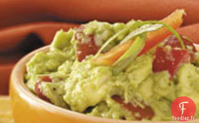 Guacamole aux tomates en morceaux