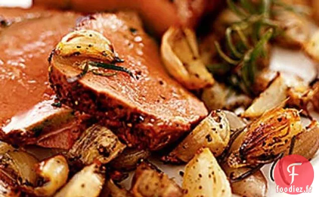 Filet de Bœuf Rôti au Stilton et Échalotes Croustillantes